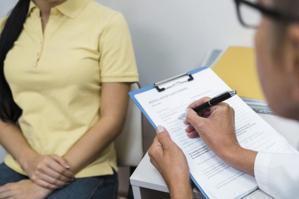 high-angle-doctor-consulting-patient-her-office high-angle-doctor-consulting-patient-her-office