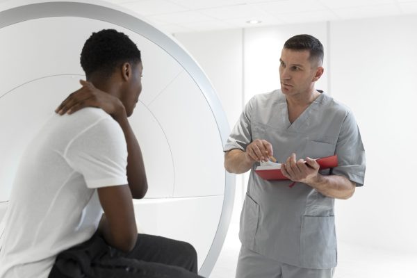 medium-shot-nurse-talking-patient medium-shot-nurse-talking-patient